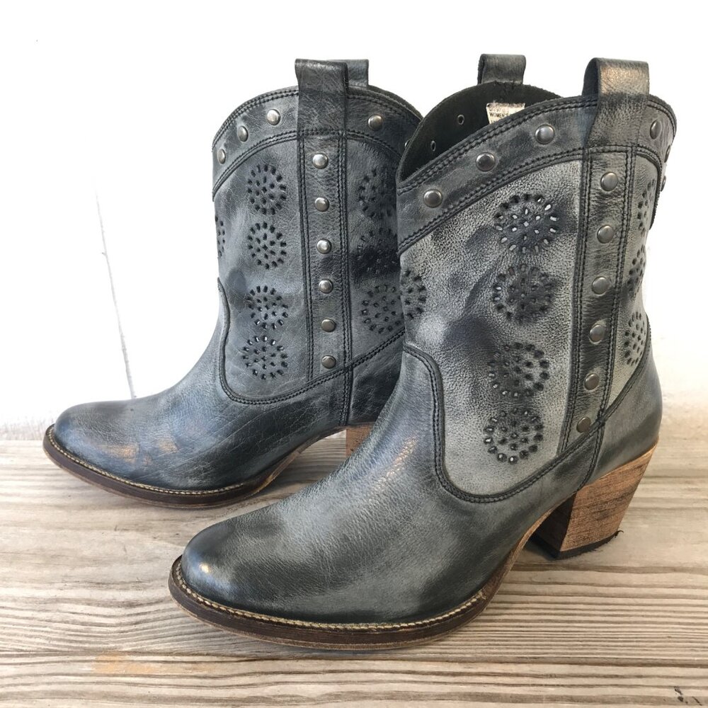 Dingo Cutouts and Studs Womens Gray Leather Western Ankle Boots 9.5 M DI790